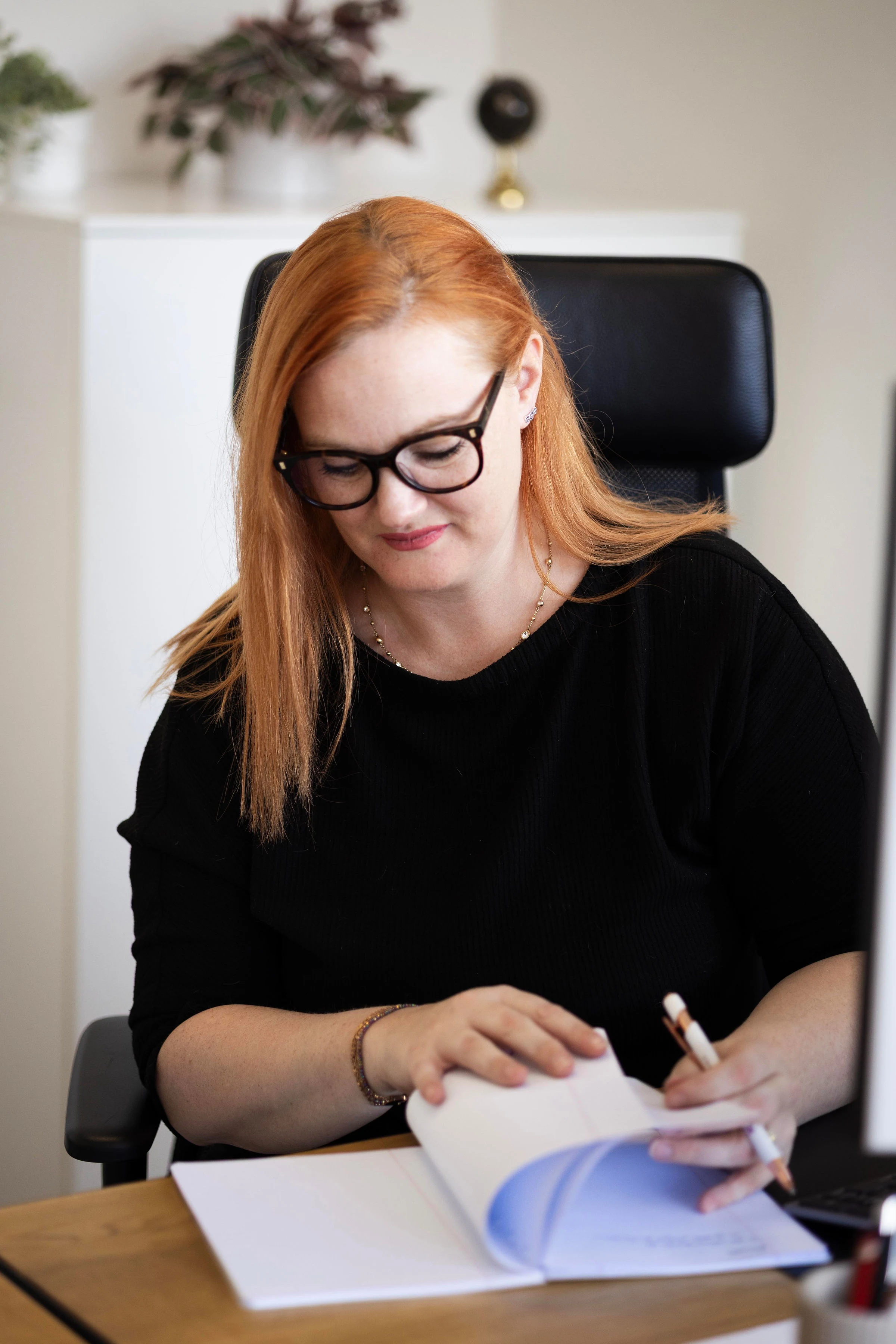 Laura consulte ses notes pendant un temps de réflexion
