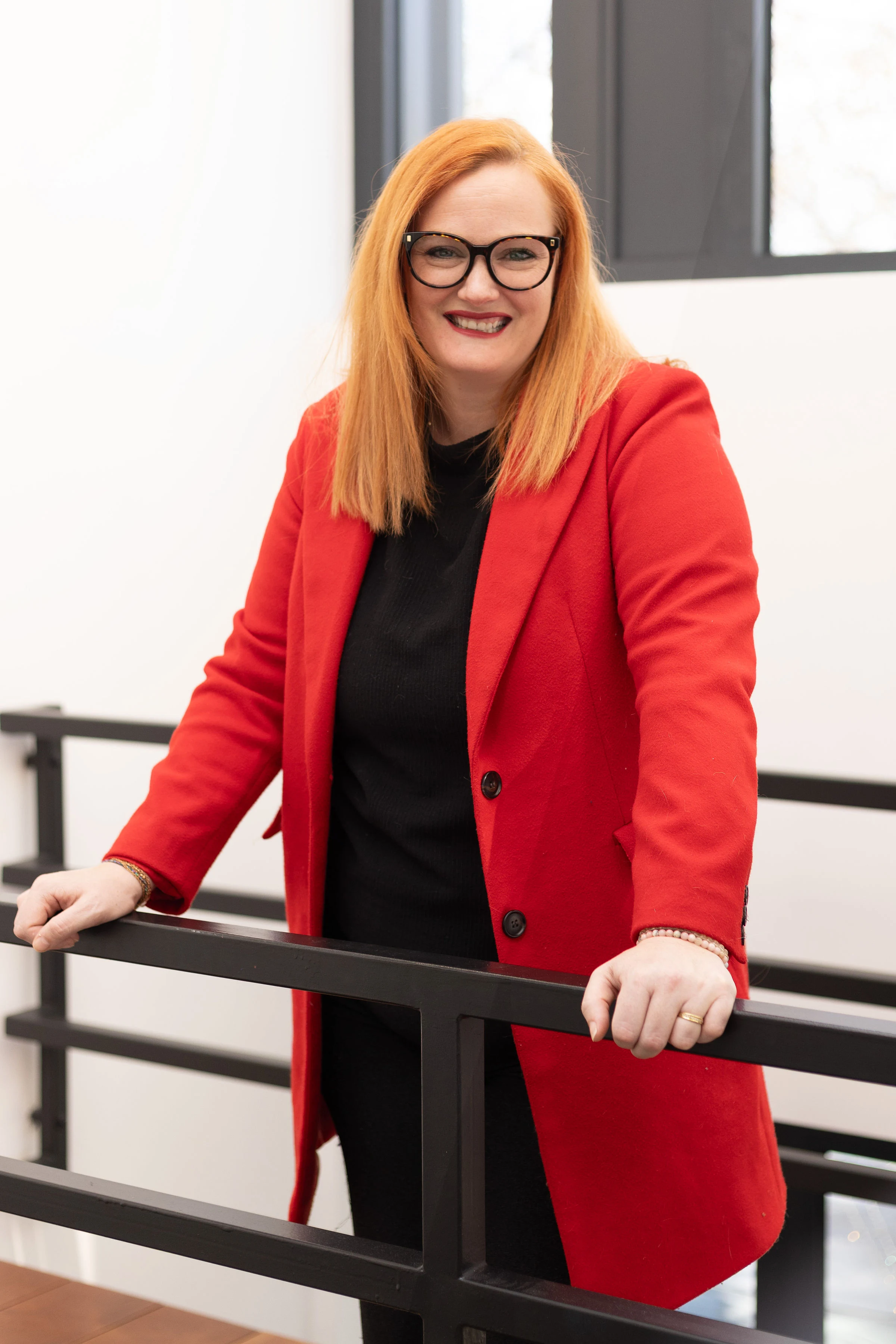 Portrait de Laura Ainseur en veste rouge