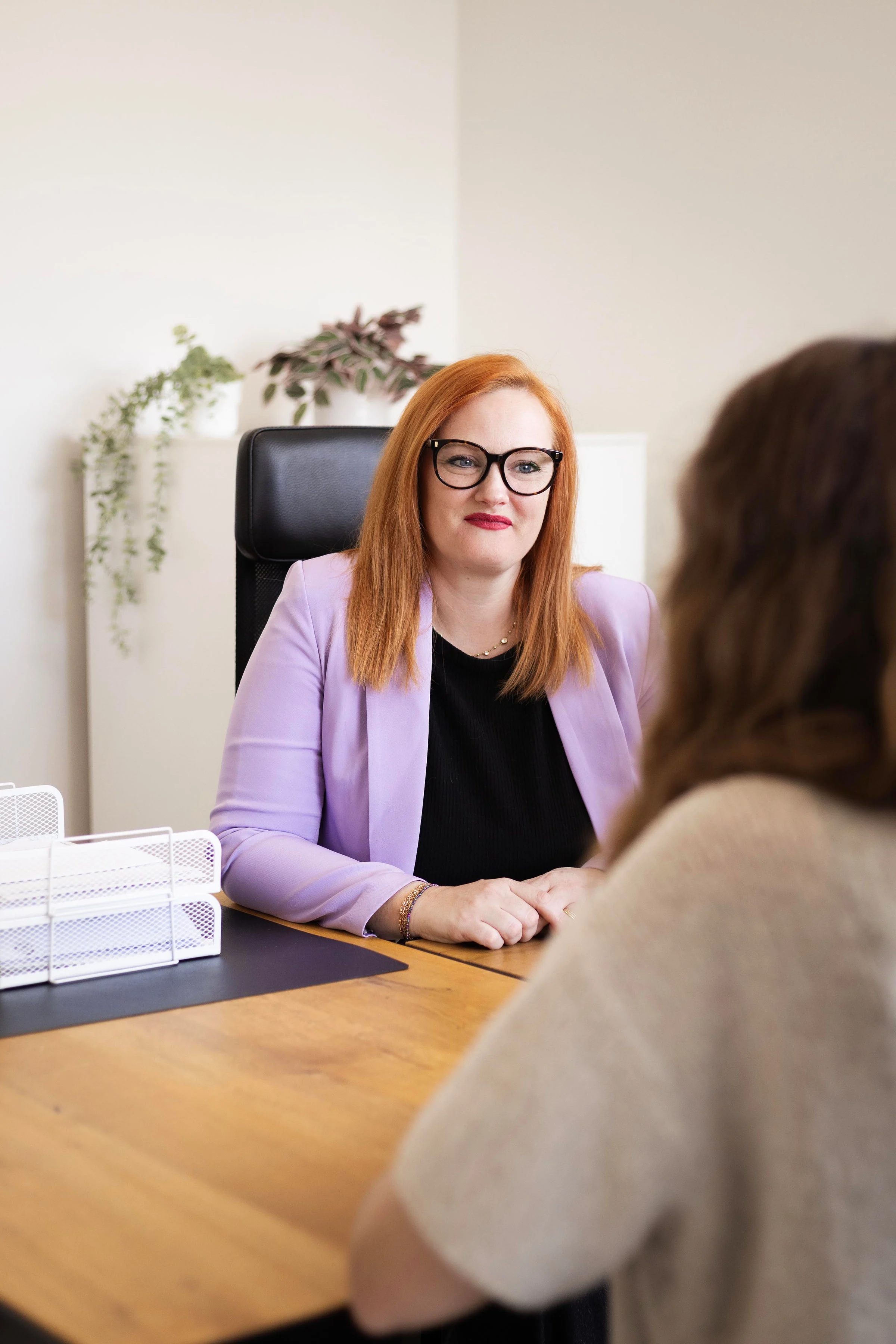 Laura échange avec une participante autour d’une table